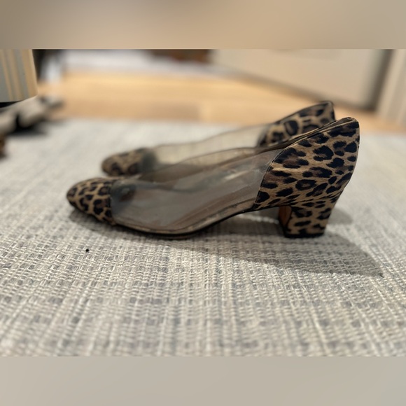 Plastic clear and leopard print low heeled pair of vintage shoes. - Picture 11 of 16